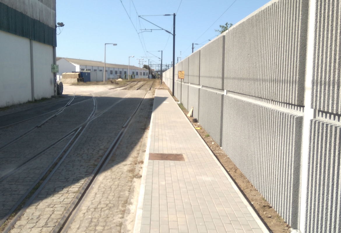 ÉCRANS ACOUSTIQUES EN BÉTON POUREUX DUBLEMENT ABSORBENTS POUR LE CLIENT NAVIGATOR PULP CACIA, S.A.