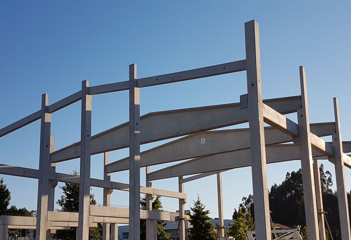 STRUCTURES DE BÉTON PRÉFABRIQUÉES POUR BÂTIMENTS INDUSTRIELS