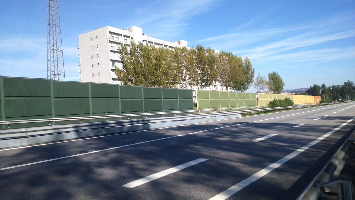 ÉCRANS ACOUSTIQUES DE BÉTON BOIS DANS LA TRANCHE BALTAR / PAREDES / GUILHUFE DE L’AUTOROUTE A4 – PORTO / AMARANTE