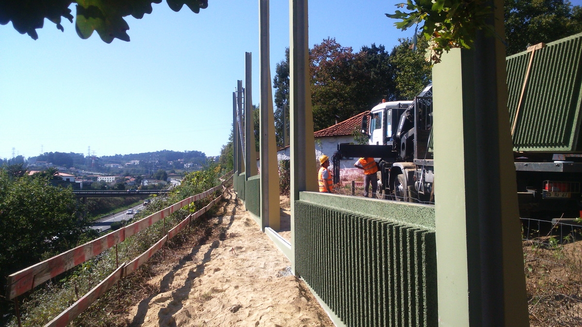 BARREIRAS ACÚSTICAS DE BETÃO MADEIRA NO SUBLANÇOS BALTAR / PAREDES / GUILHUFE DA A4 – AUTO-ESTRADAS PORTO / AMARANTE