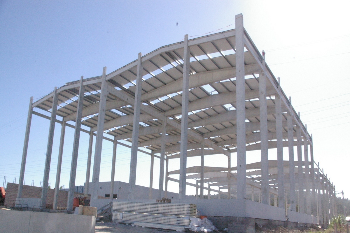 CHARPENTE EN BÉTON DANS LES NOUVELLES INSTALLATIONS DE LACOVIANA