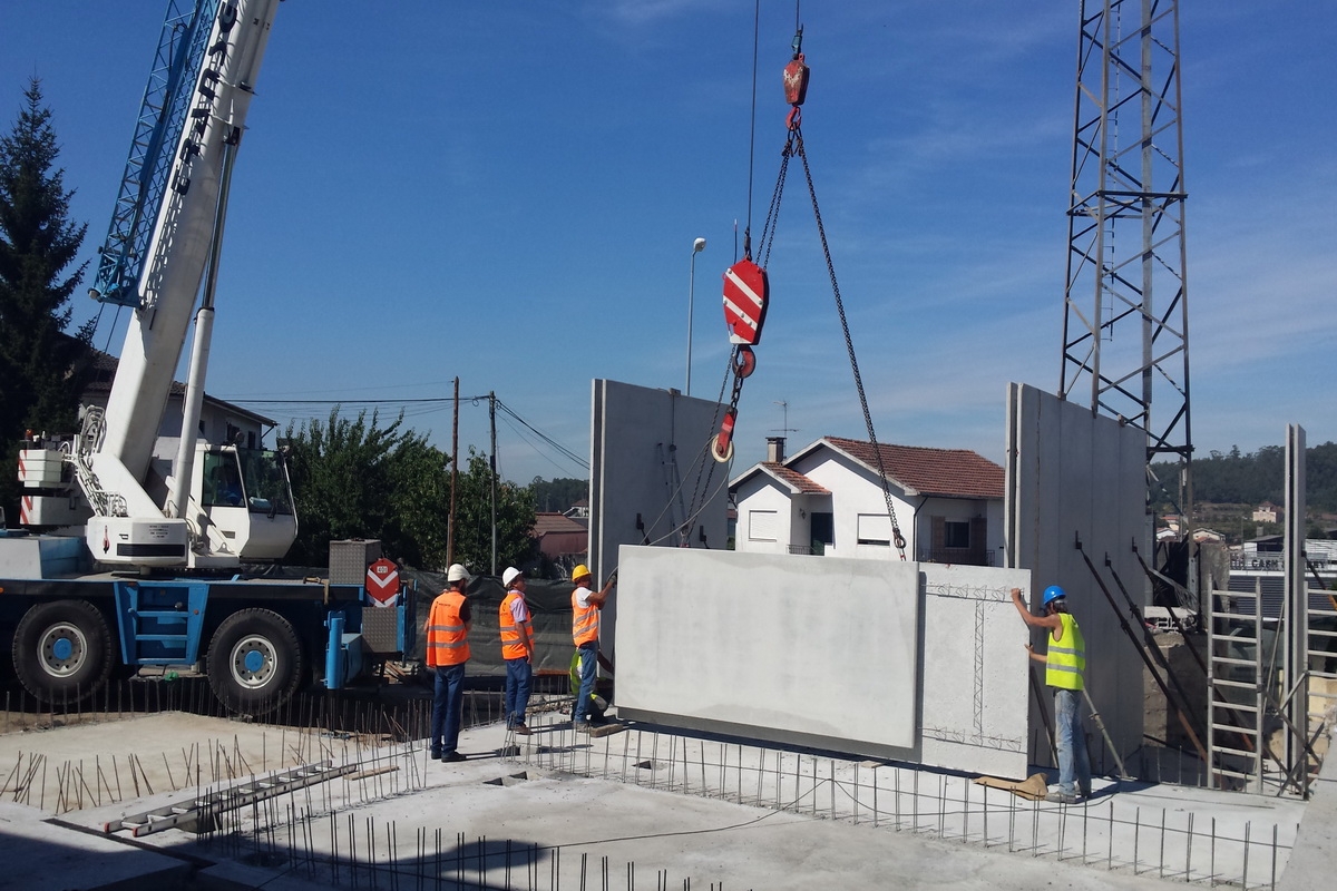 CONSTRUCTION DE BATIMENTS AVEC FINS DIFFÉRENTES, EN UTILISANT LE SYSTÈME DE MUR PORTANT FARCIMAR