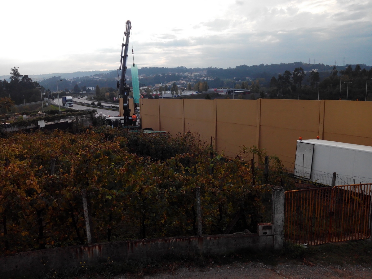 ÉCRANS ACOUSTIQUES DE BÉTON BOIS DANS LA TRANCHE BALTAR / PAREDES / GUILHUFE DE L’AUTOROUTE A4 – PORTO / AMARANTE