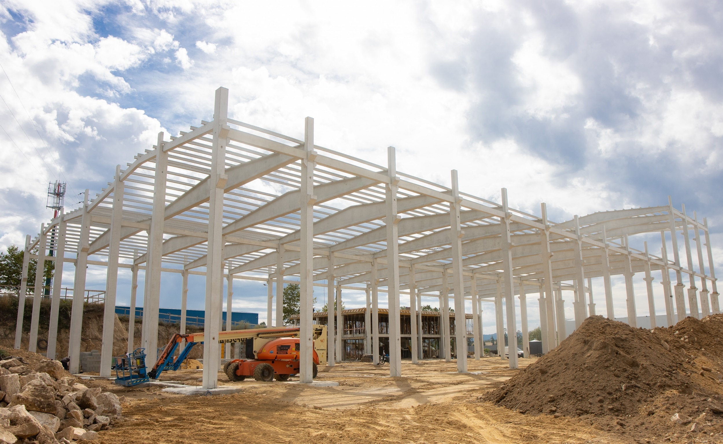 MUROS TIPO TERRA REFORÇADA E ESTRUTURA PRÉ-FABRICADA PARA EDIFICIO INDUSTRIAL - INOXPAN