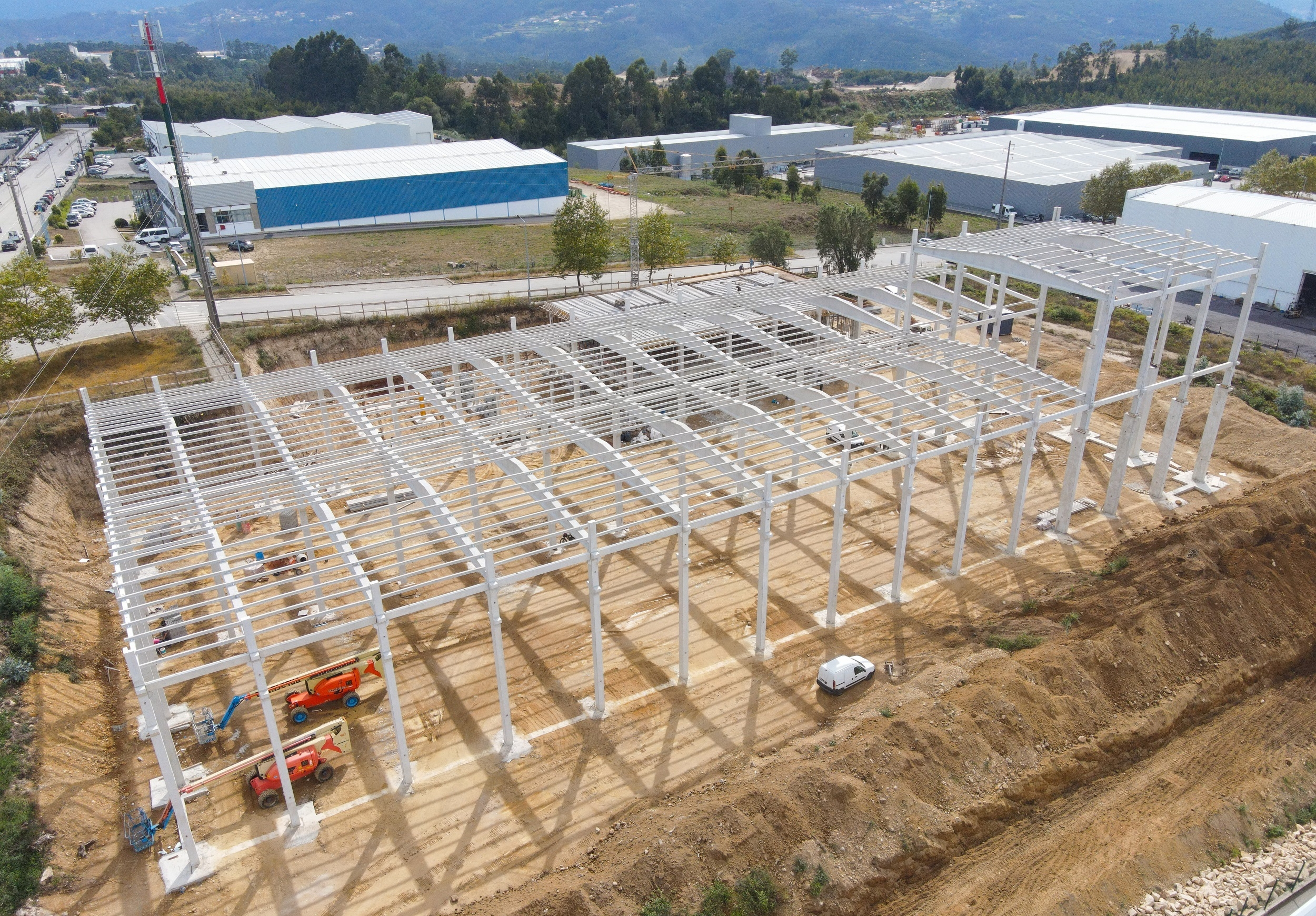 MUROS TIPO TERRA REFORÇADA E ESTRUTURA PRÉ-FABRICADA PARA EDIFICIO INDUSTRIAL - INOXPAN