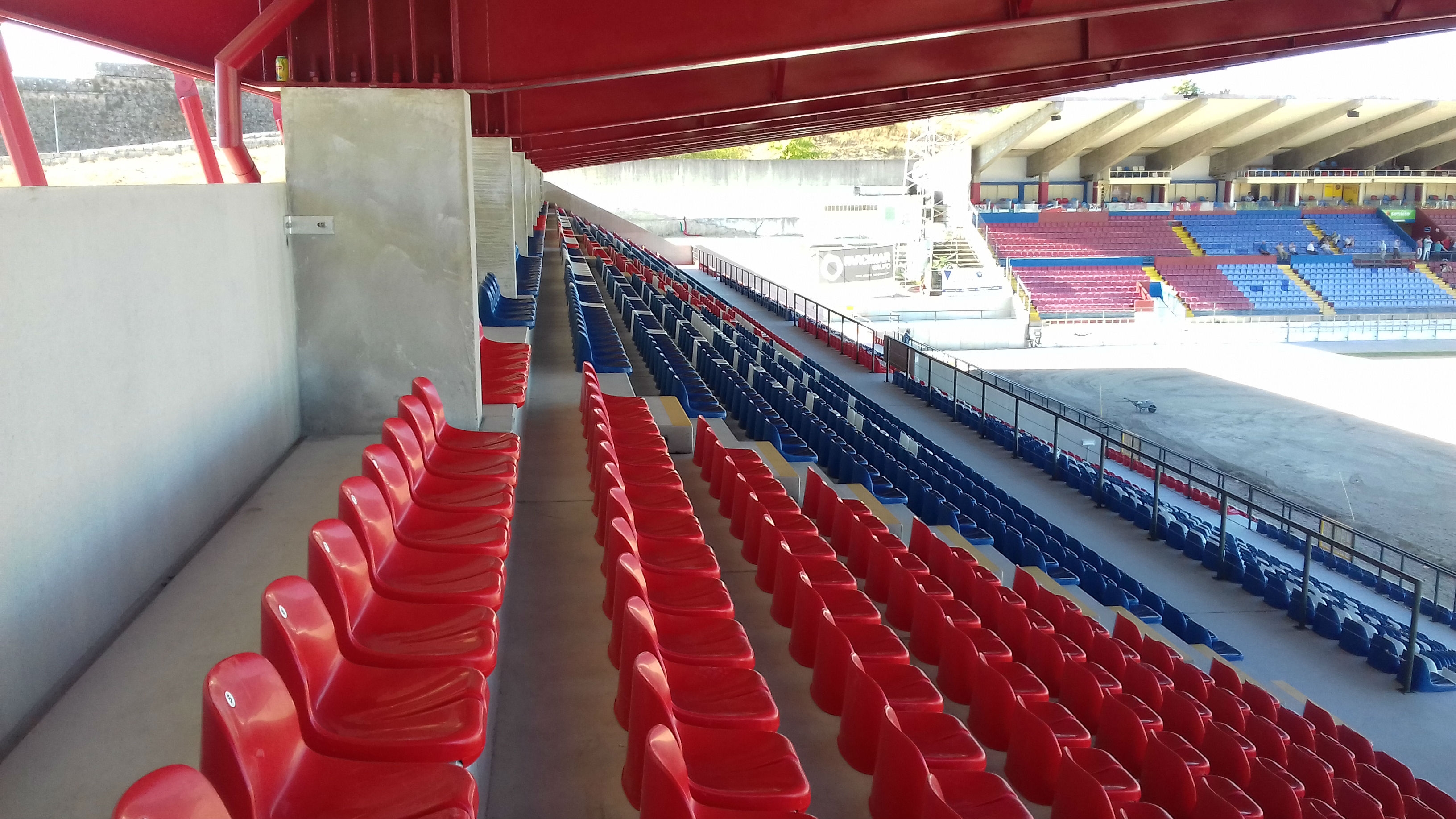 GRADAS SUR DEL ESTÁDIO MUNICIPAL ENG.º MANUEL BRANCO TEIXEIRA DEL GRUPO DESPORTIVO DE CHAVES