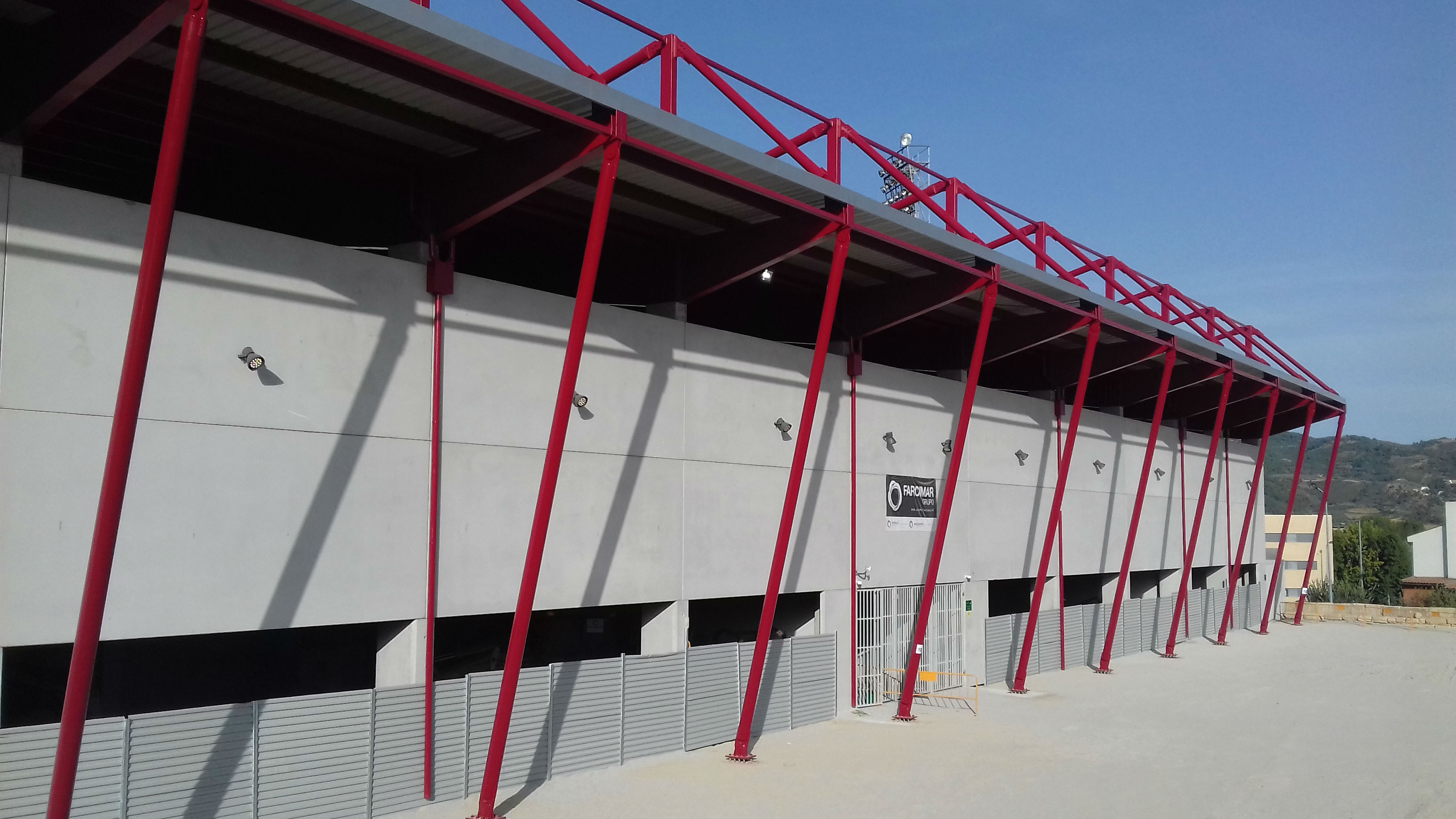 GRADAS SUR DEL ESTÁDIO MUNICIPAL ENG.º MANUEL BRANCO TEIXEIRA DEL GRUPO DESPORTIVO DE CHAVES