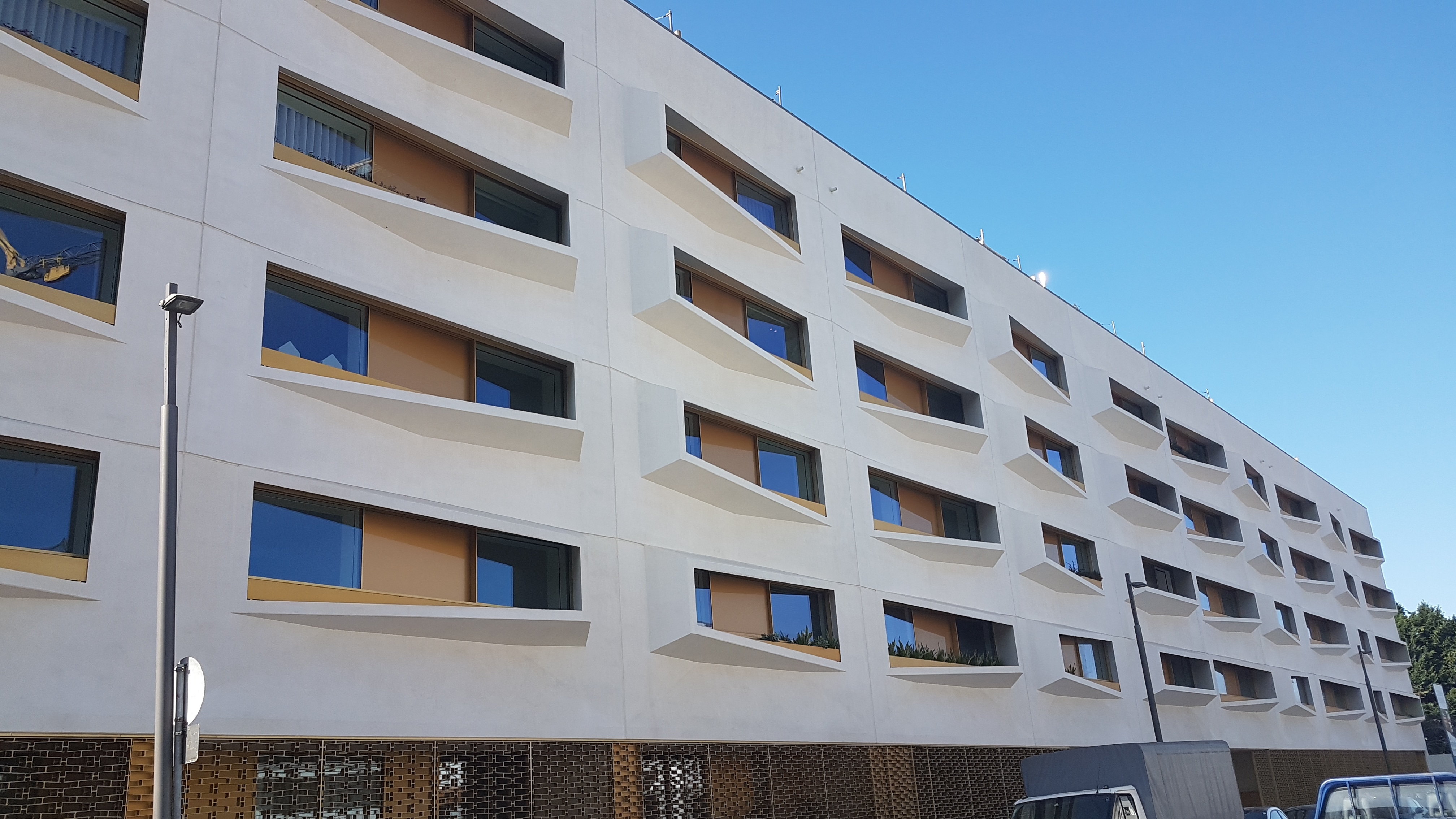 SOLUÇÕES DE FACHADA COM PAINÉIS PRÉ-FABRICADOS EM BETÃO BRANCO - EDIFÍCIO ESSENZA, NO PORTO