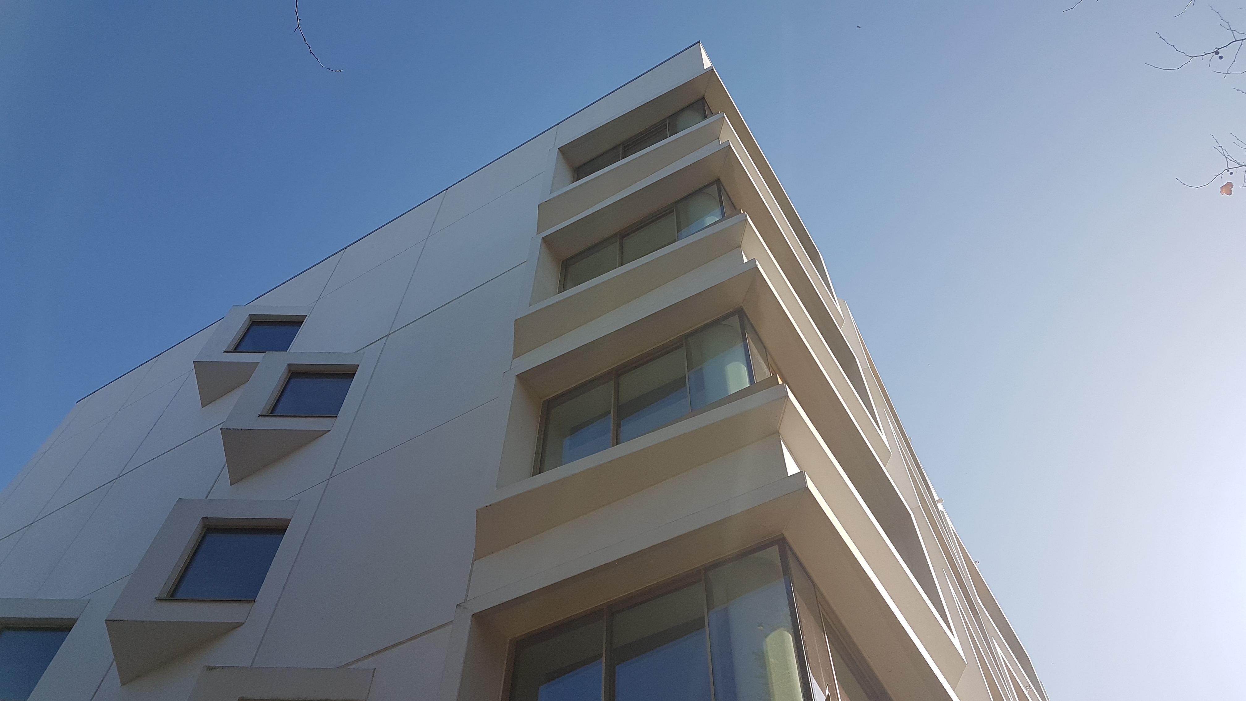 SOLUÇÕES DE FACHADA COM PAINÉIS PRÉ-FABRICADOS EM BETÃO BRANCO - EDIFÍCIO ESSENZA, NO PORTO