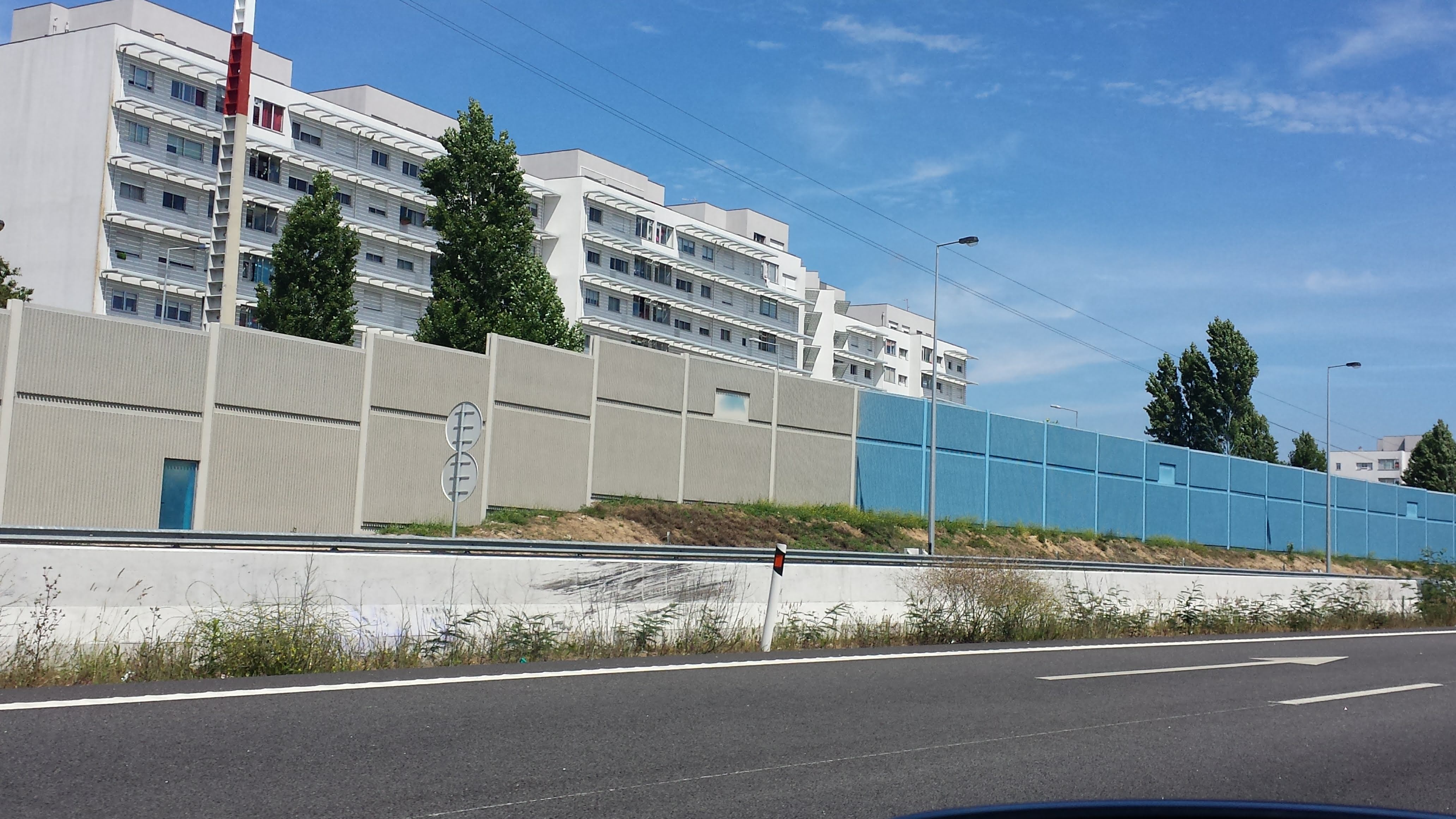 ÉCRANS ACOUSTIQUES DANS LA TRANCHE CARVALHOS / SANTO OVÍDEO SUR L’AUTOROUTE A1– AUTOROUTE DU NORD 