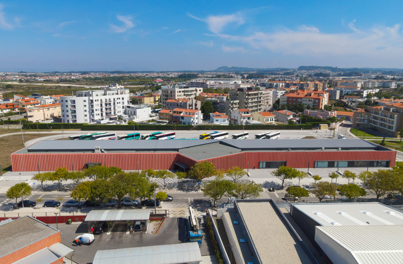 SOLUÇÕES DE FACHADA COM LÂMINAS EM BETÃO PIGMENTADO - CENTRO COORDENADOR DE TRANSPORTES DA PÓVOA DE VARZIM