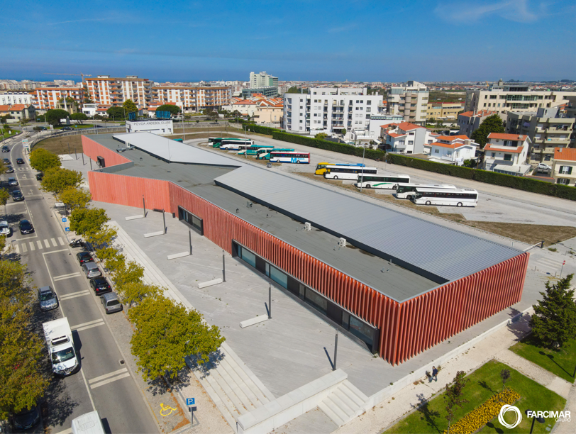 SOLUÇÕES DE FACHADA COM LÂMINAS EM BETÃO PIGMENTADO - CENTRO COORDENADOR DE TRANSPORTES DA PÓVOA DE VARZIM