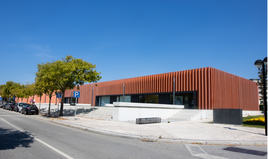 SOLUÇÕES DE FACHADA COM LÂMINAS EM BETÃO PIGMENTADO - CENTRO COORDENADOR DE TRANSPORTES DA PÓVOA DE VARZIM