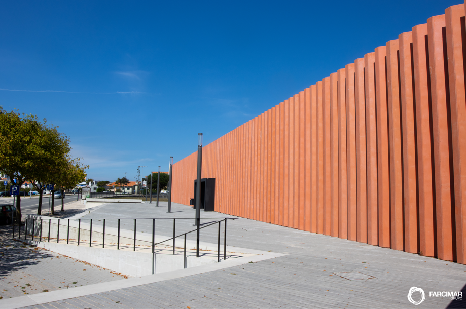 SOLUÇÕES DE FACHADA COM LÂMINAS EM BETÃO PIGMENTADO - CENTRO COORDENADOR DE TRANSPORTES DA PÓVOA DE VARZIM